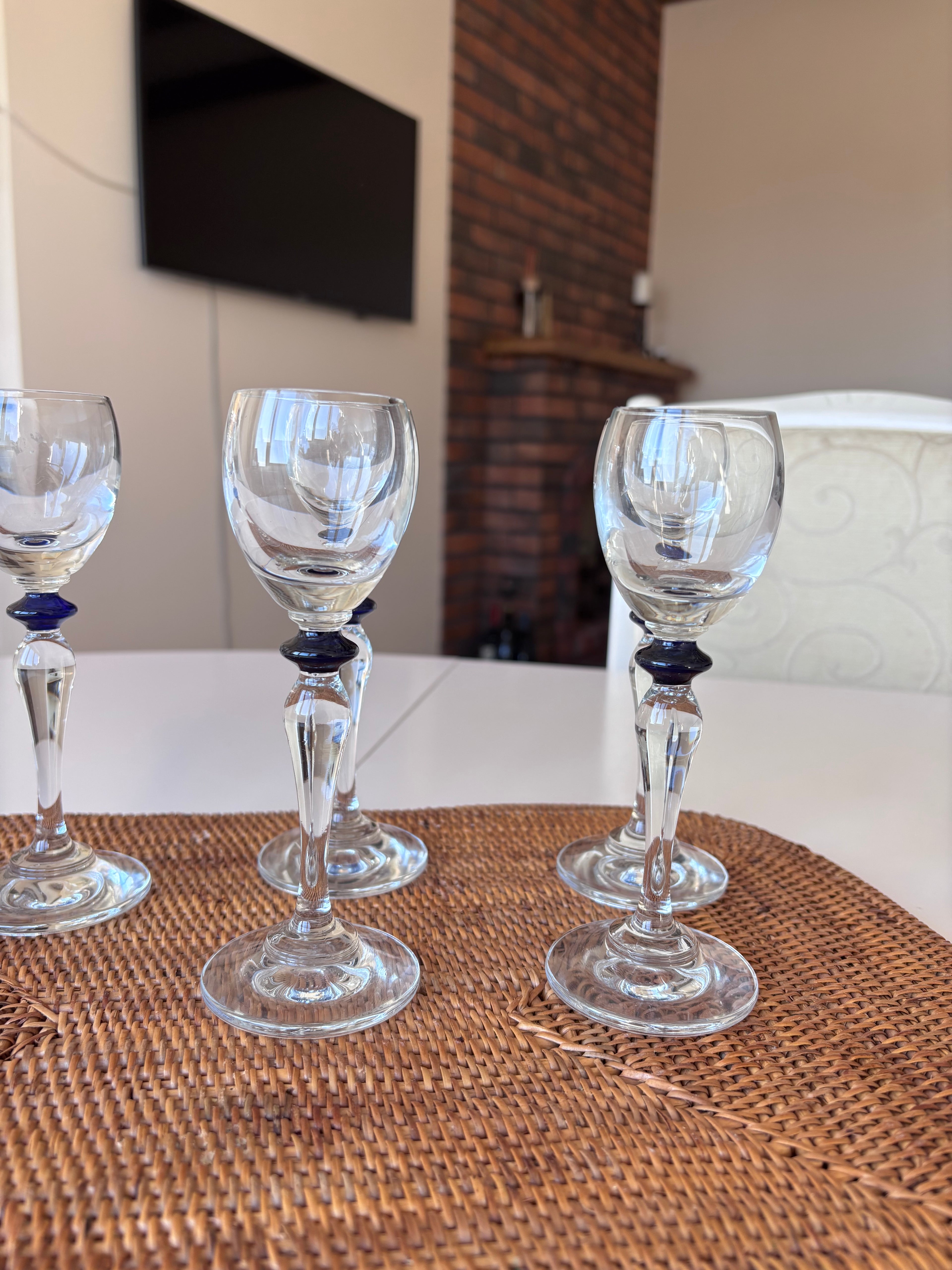 Krištoliniai vintažiniai tauriųjų gėrimų stikliukai