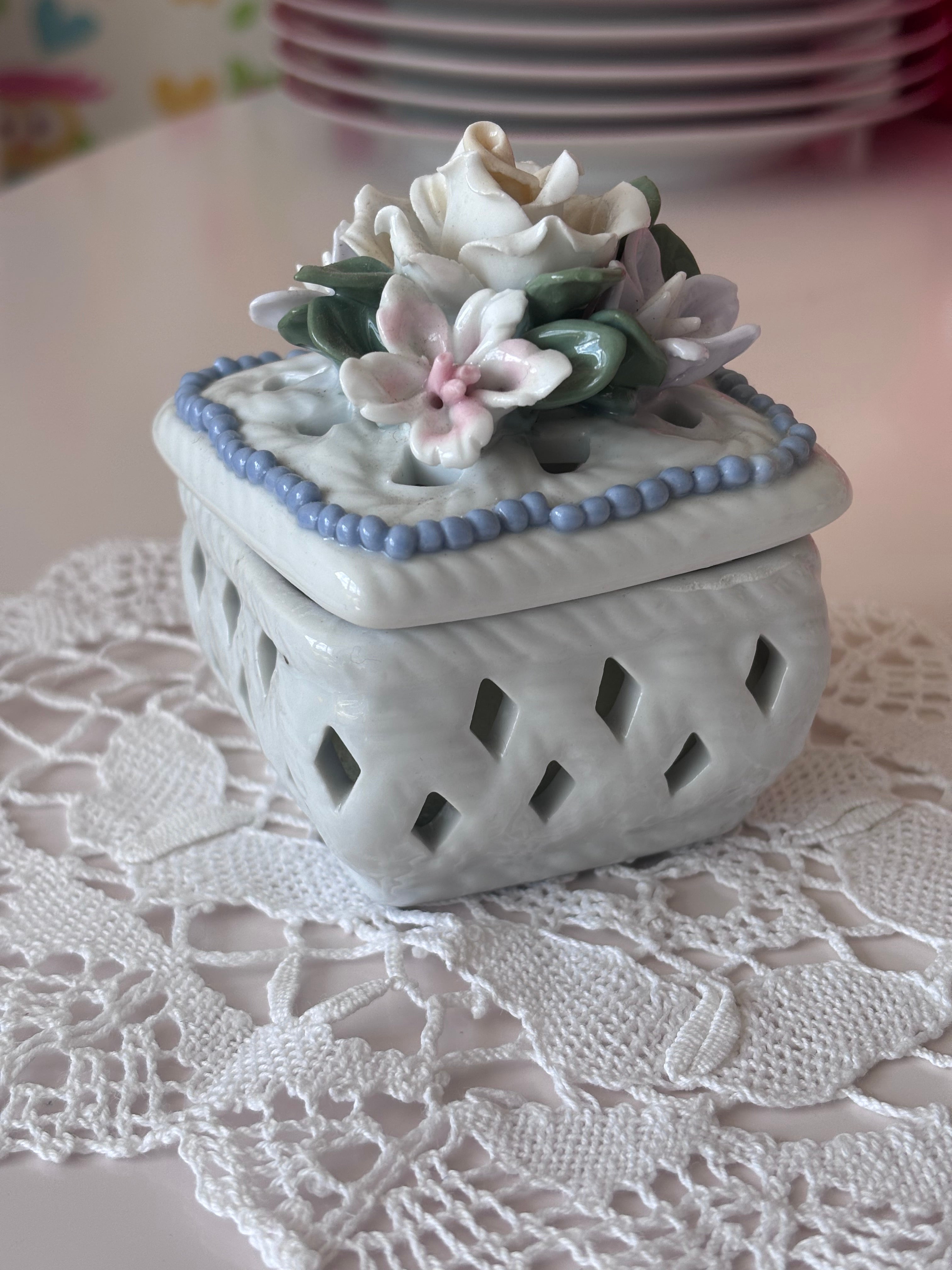 Porcelianine papuošalų dėžutė