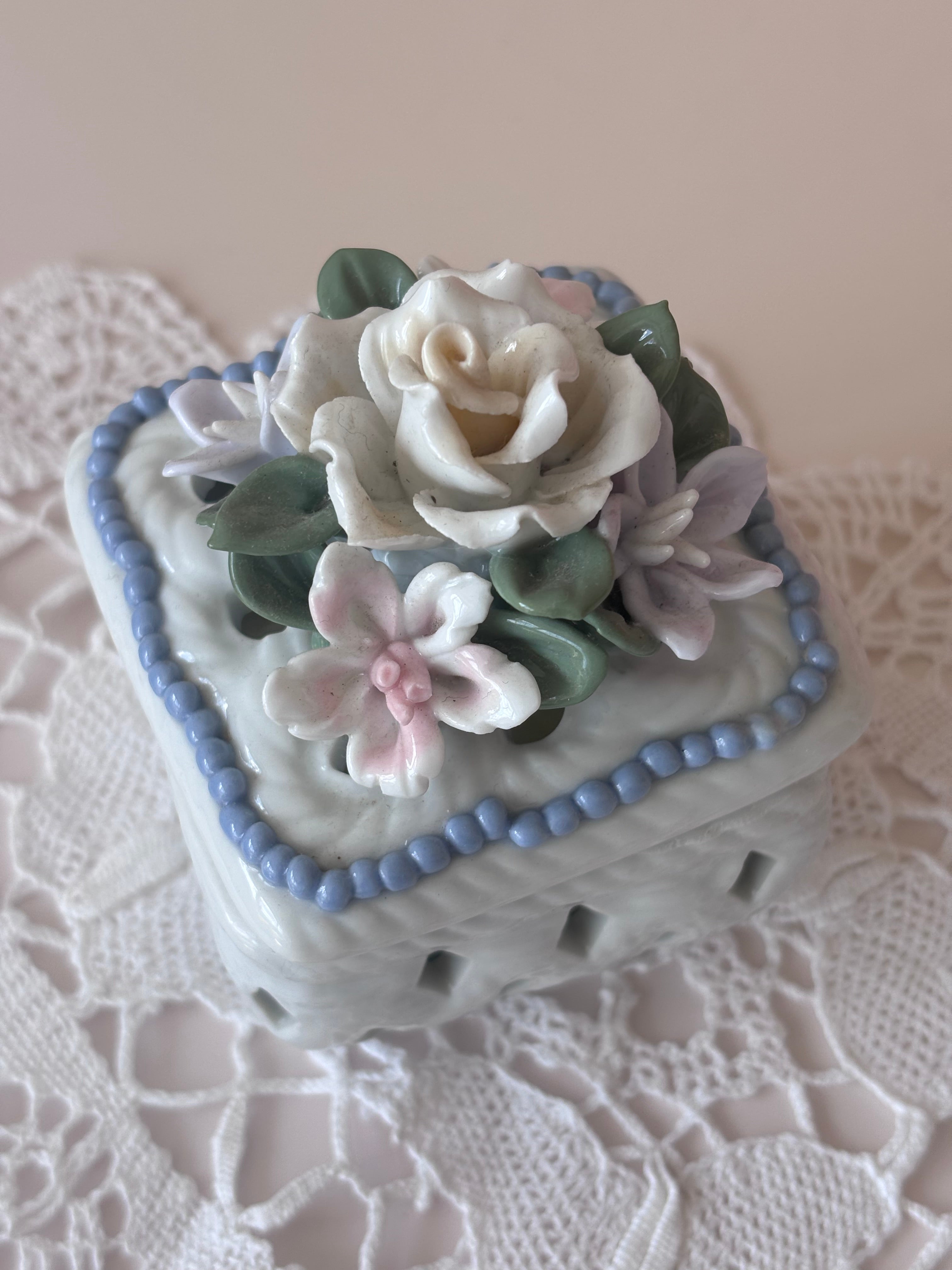 Porcelianine papuošalų dėžutė