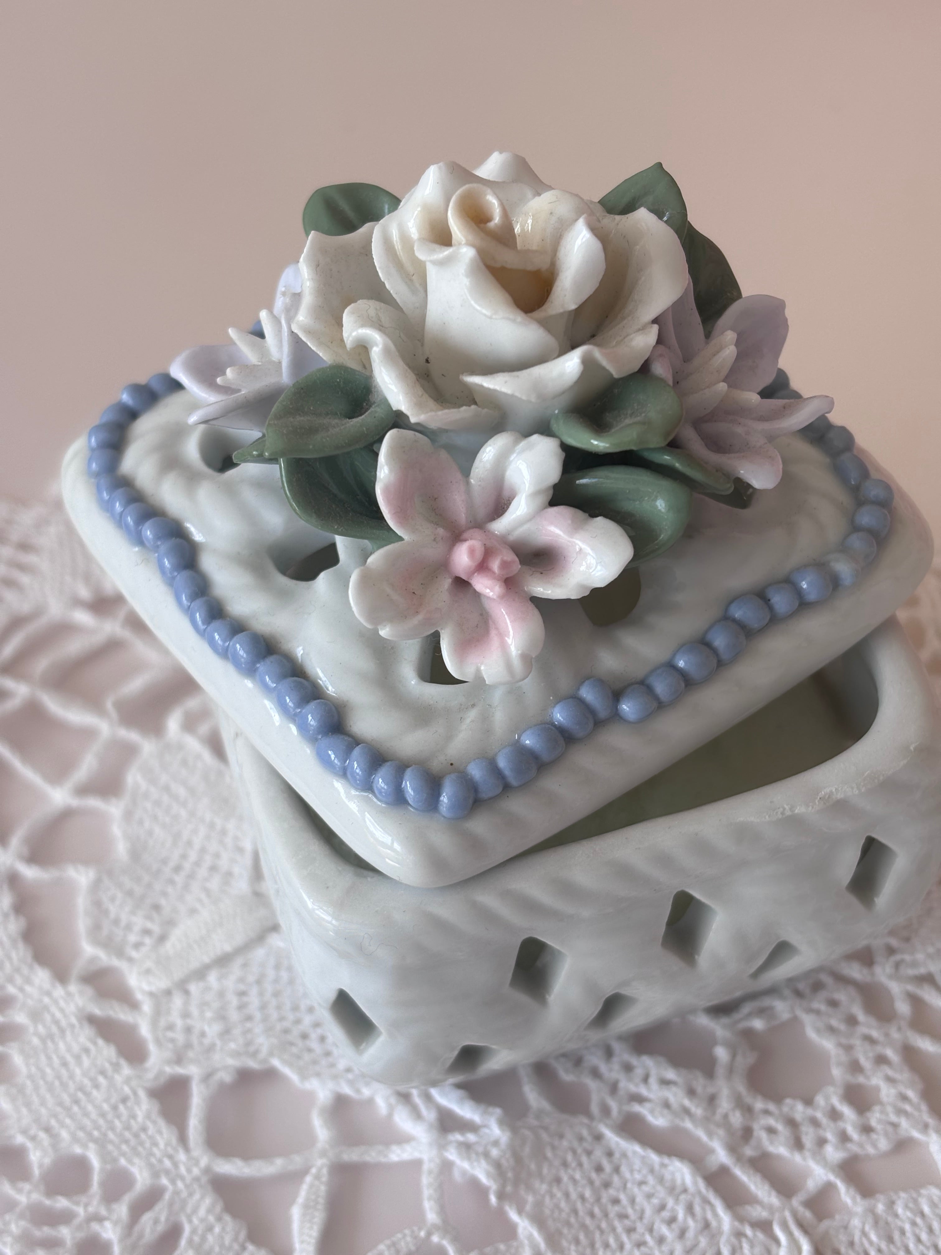 Porcelianine papuošalų dėžutė