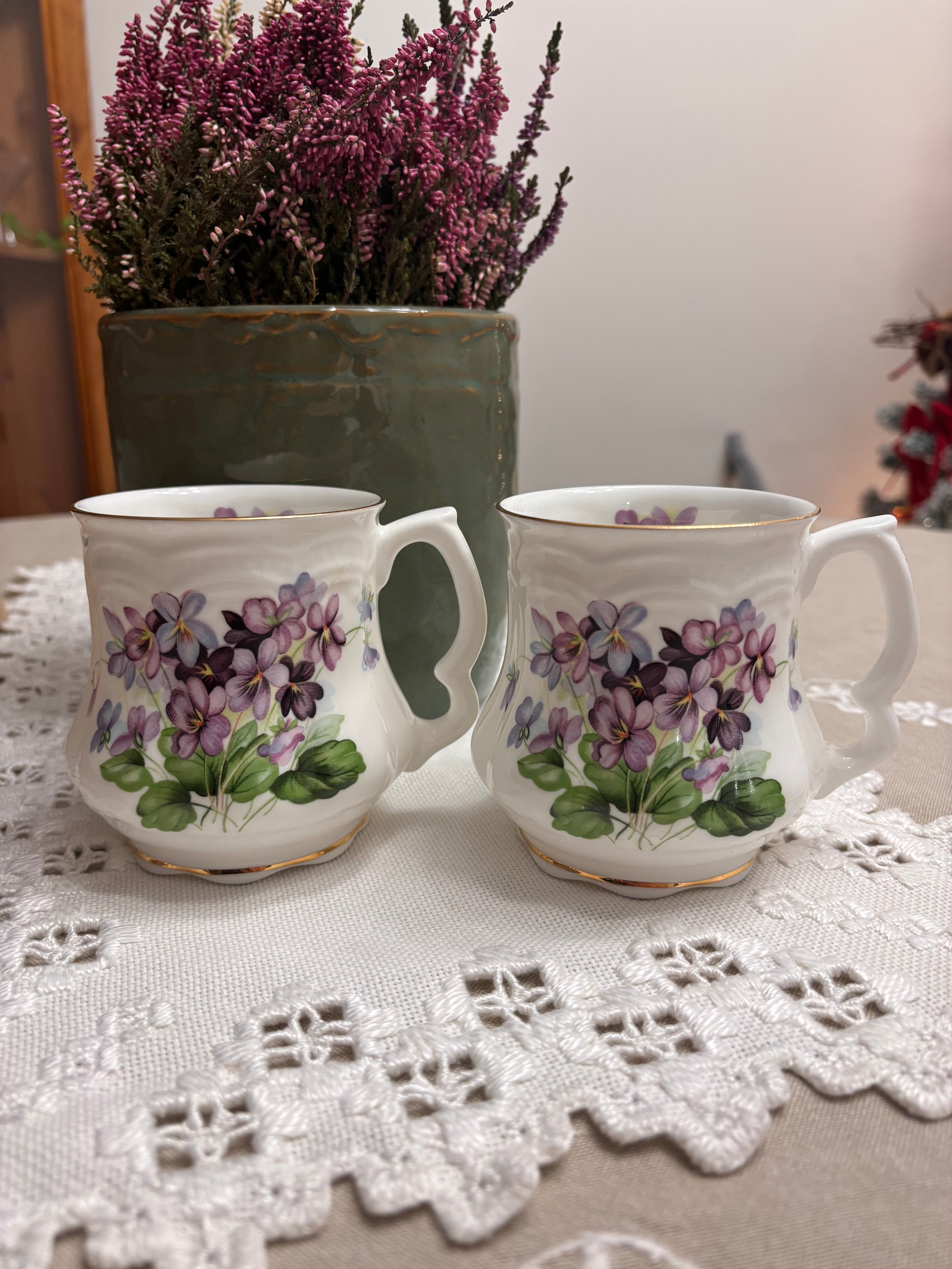 Royal puodeliai su našlaitėmis