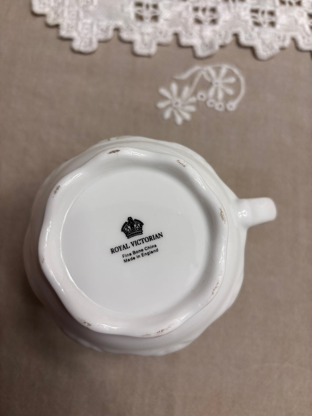Royal puodeliai su našlaitėmis