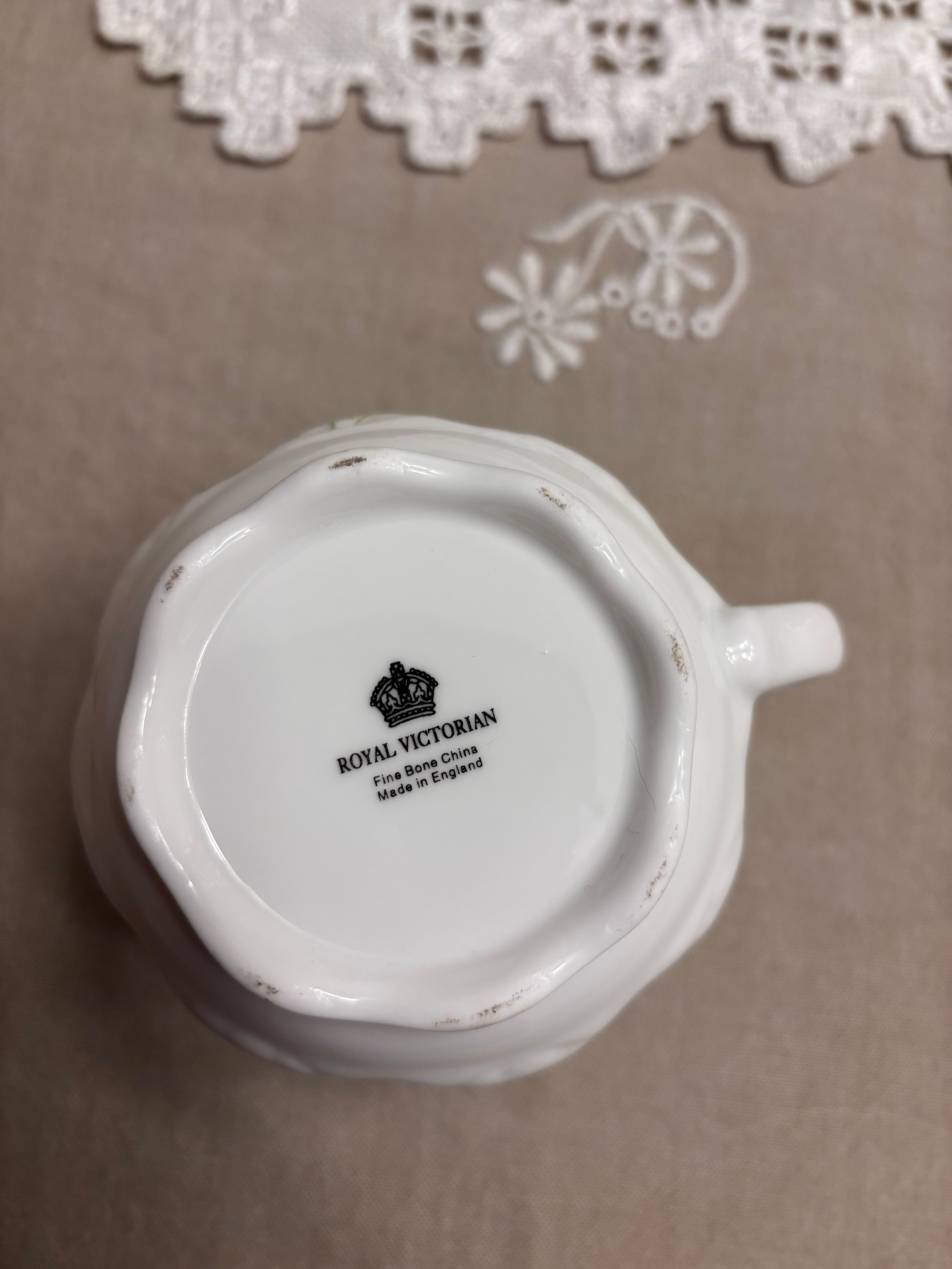 Royal puodeliai su našlaitėmis