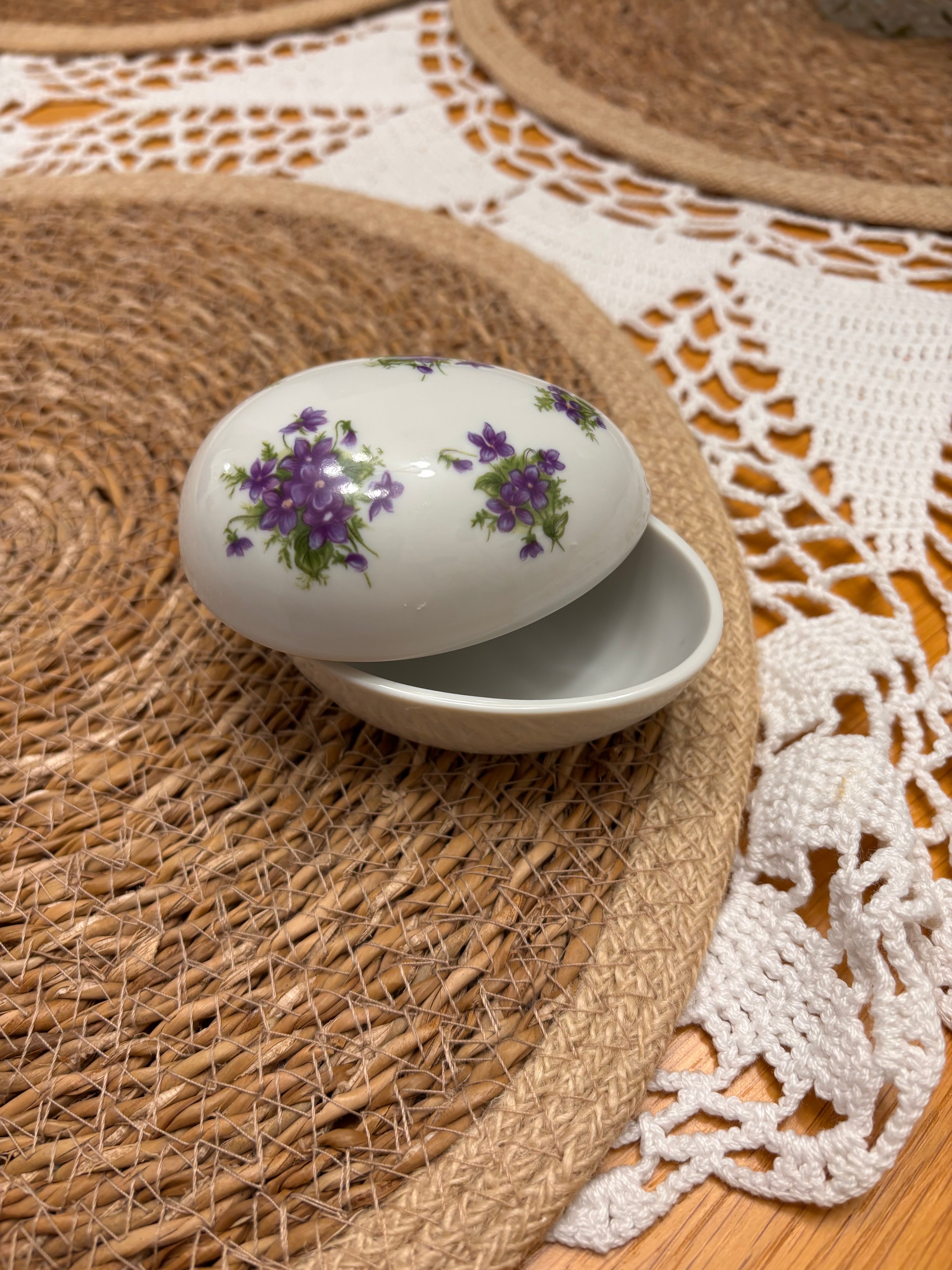 Porcelianinė dėžutė kiaušinis